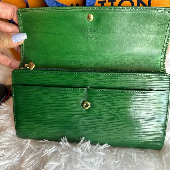 Louis Vuitton Epi Wallet w/ Unbranded Chain, LV Bag LV Ribbon & LV Sample Parfum - Picture 12 of 15